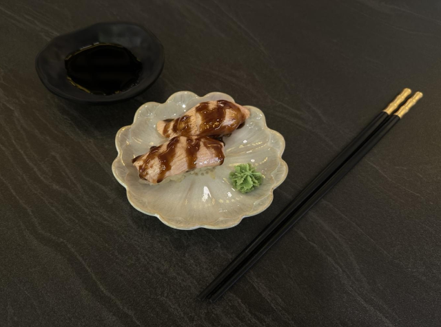 Nigiri Salmón Flambeado (salsa anguila)